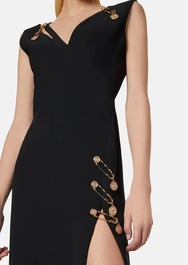 ABITO LUNGO NERO CON SCOLLO A V E SPILLE