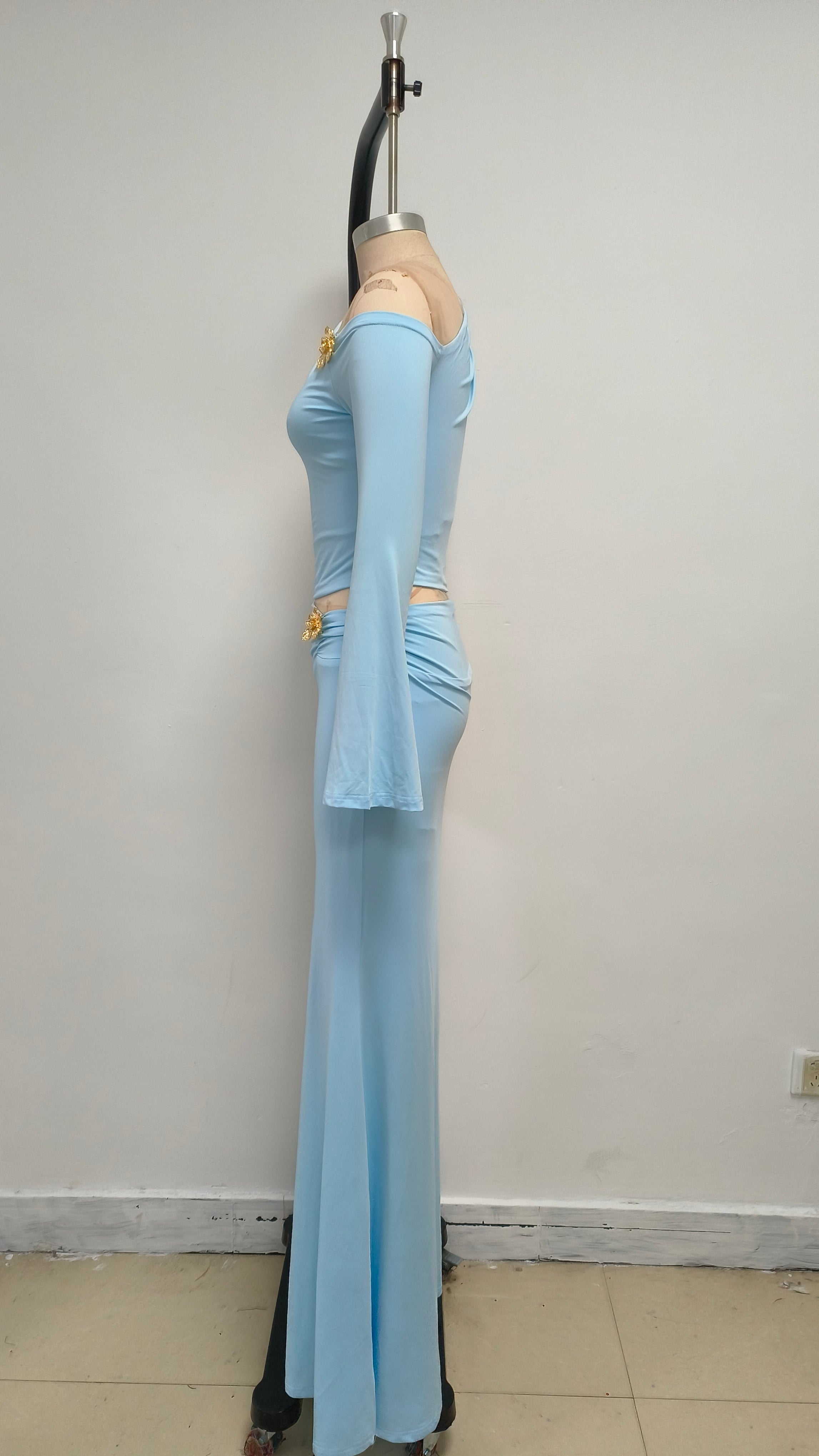 Blauer Anzug mit schrägem Kragen und hoher Taille und schmalem, langem Rock 