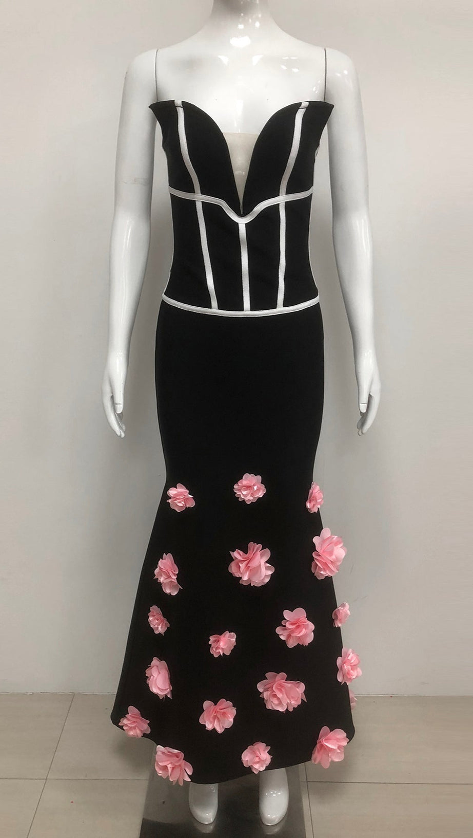 Trägerloses Maxikleid mit Blumenverzierung in Schwarz