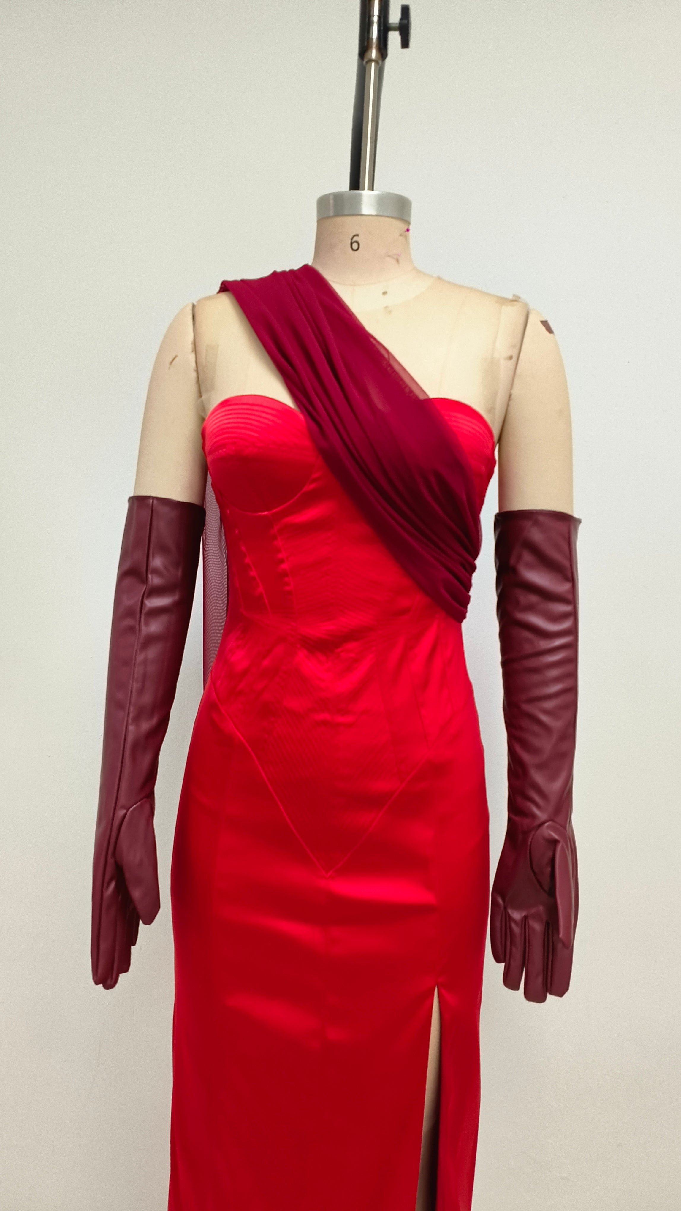 Trägerloses Kleid mit hohem Schlitz und Handschuhen