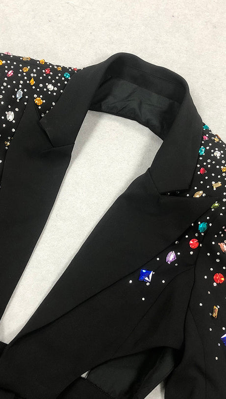 TUTA BLAZER CON RICAMI NERI