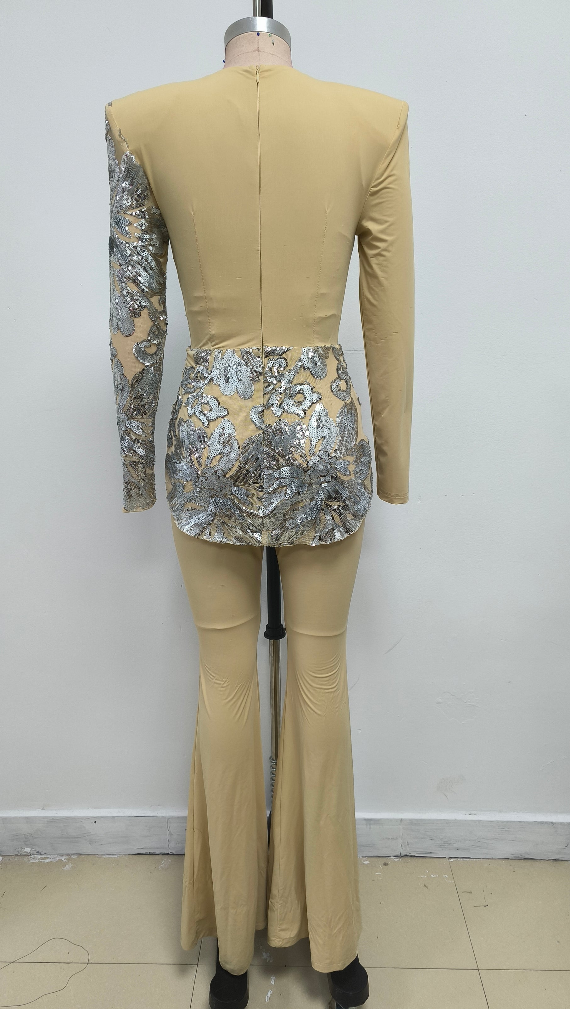 Langarm-Jumpsuit mit Pailletten in Sandsilber