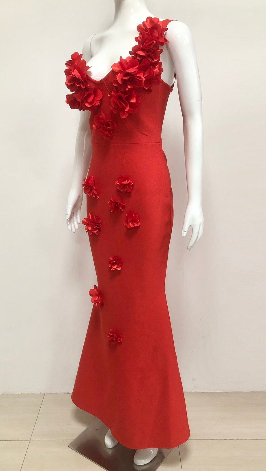 Candice – Bodycon-Maxikleid mit One-Shoulder-Träger und Blumenmuster in Rot