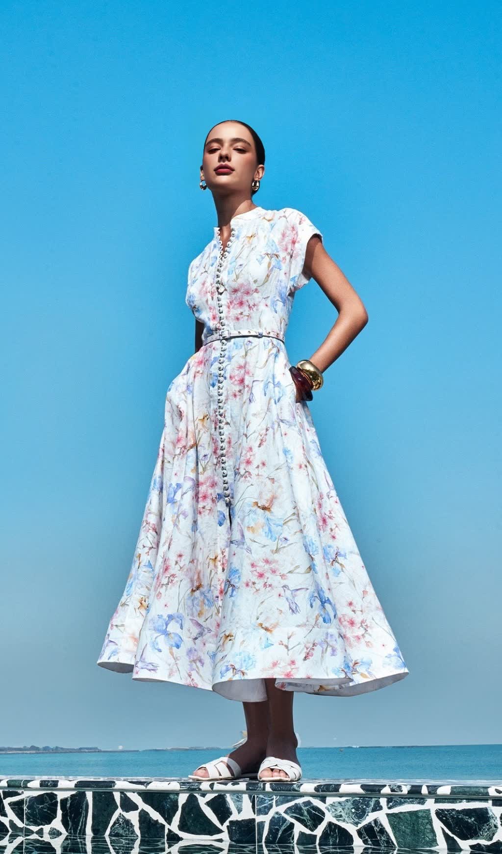 mehrfarbiges A-Linien-Midikleid mit Blumenmuster