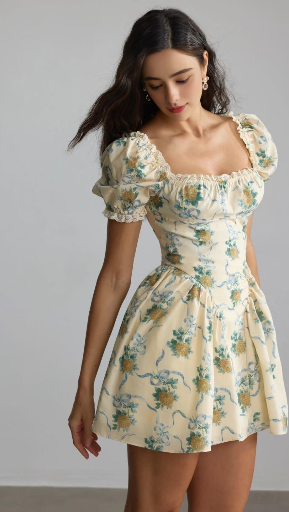 Beverly – Gelbes Minikleid mit eckigem Ausschnitt und Blumenmuster