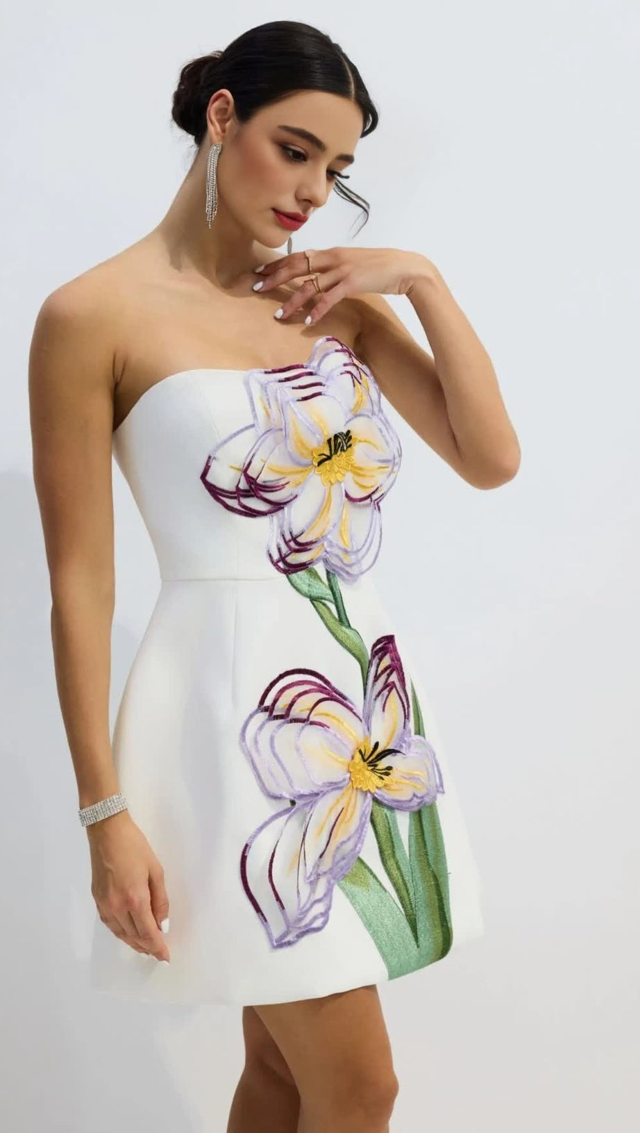 Rosario – Bustier-Minikleid mit Blumenapplikation in Weiß