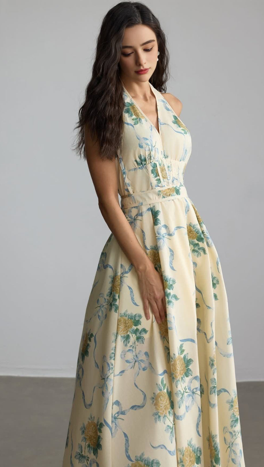 Deirdre – Gelbes Midikleid mit tiefem V-Ausschnitt und Blumenmuster