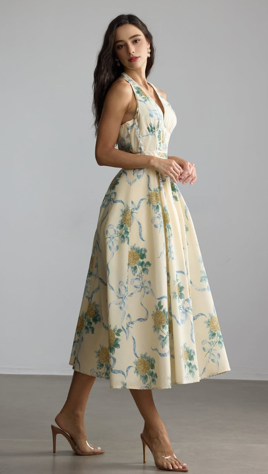 Deirdre – Gelbes Midikleid mit tiefem V-Ausschnitt und Blumenmuster