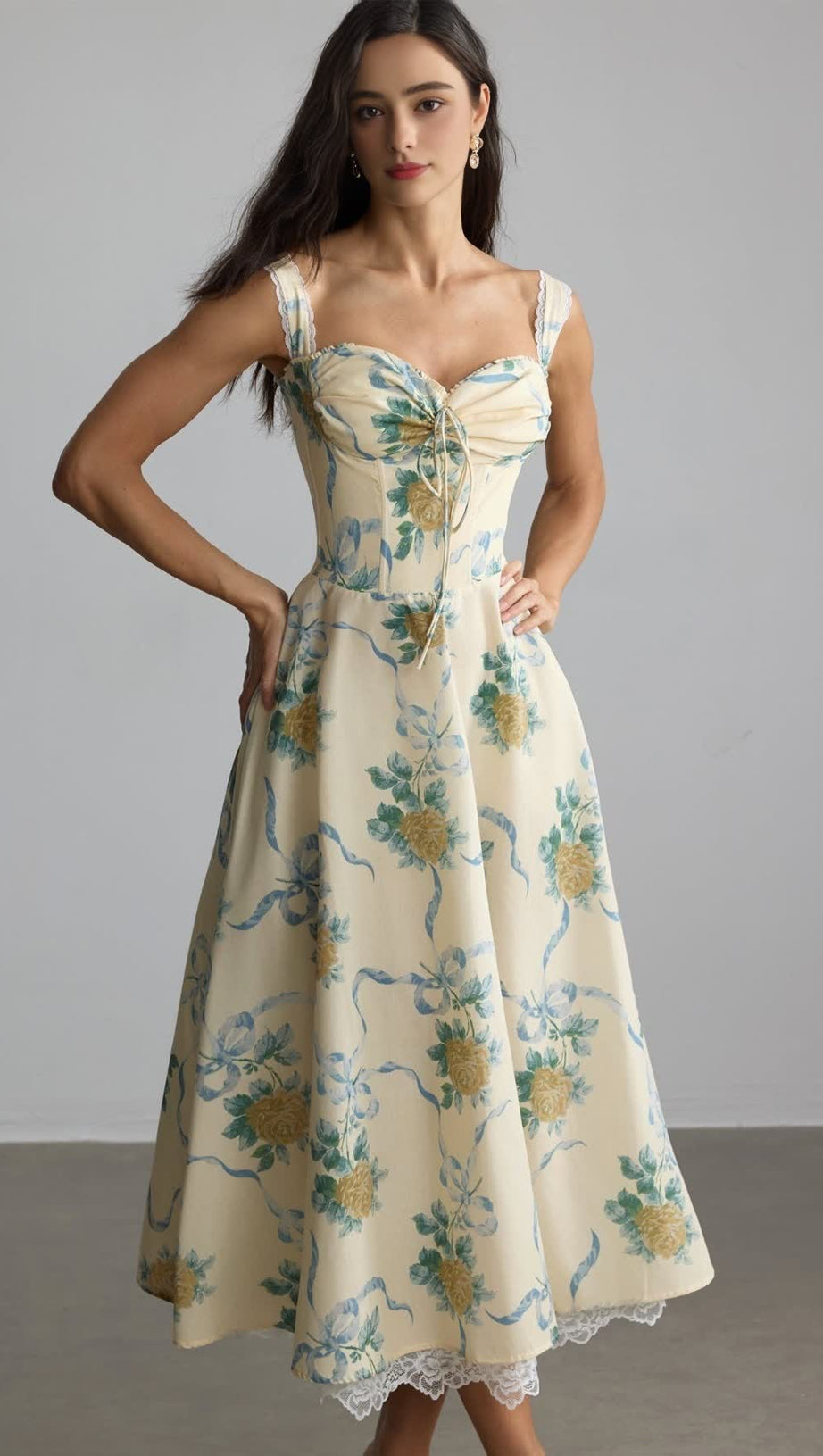 Daphne – Midikleid mit Herzausschnitt und Blumenmuster in Gelb