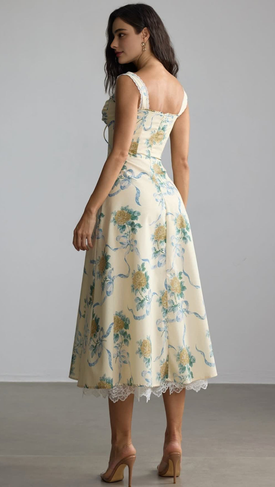 Daphne – Midikleid mit Herzausschnitt und Blumenmuster in Gelb