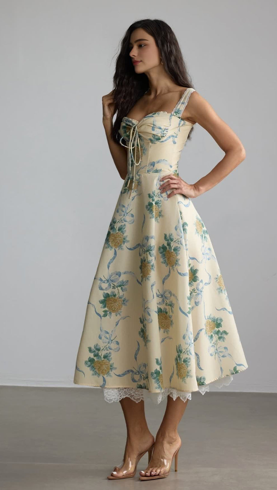 Daphne – Midikleid mit Herzausschnitt und Blumenmuster in Gelb