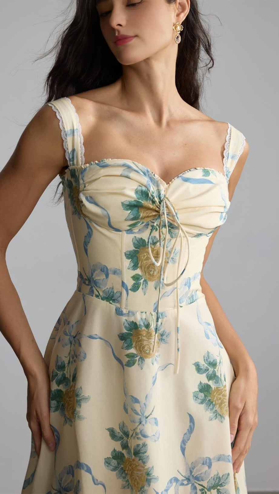 Daphne – Midikleid mit Herzausschnitt und Blumenmuster in Gelb