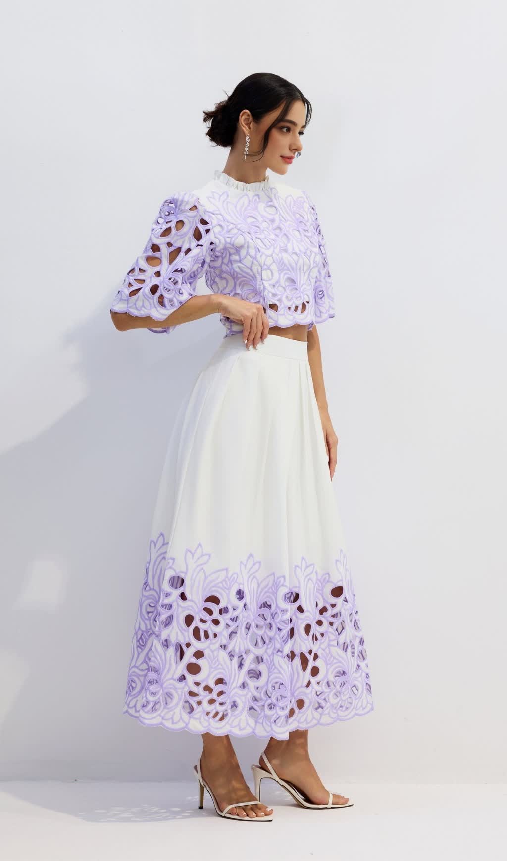 Diana – Zweiteiliges Set mit Blumenstickerei in Lila