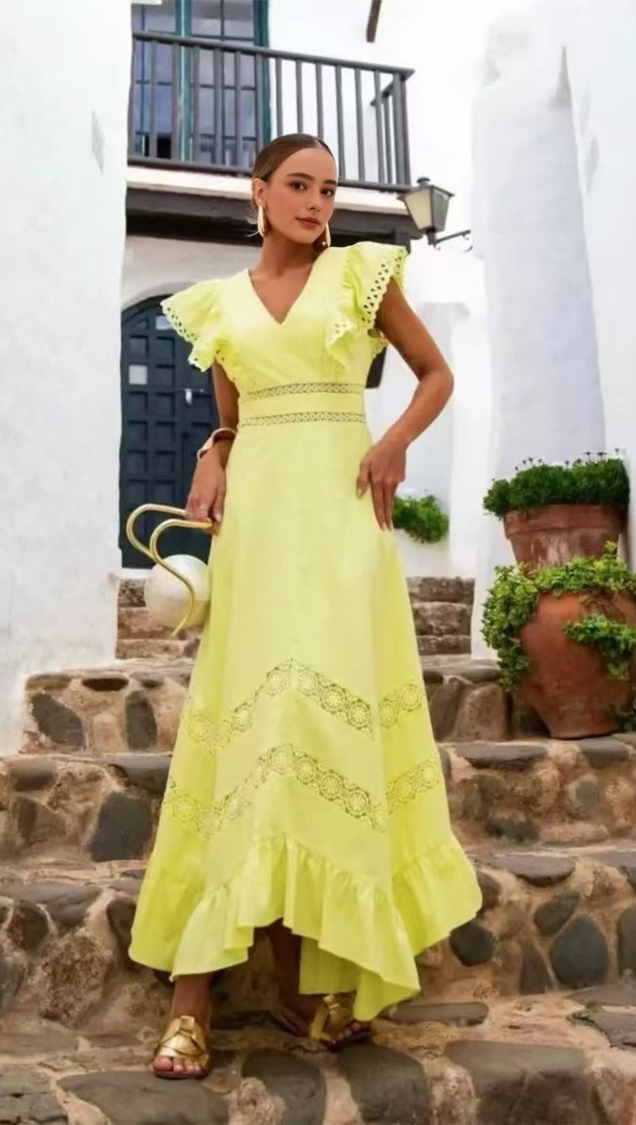 GELBES MIDIKLEID MIT SPITZENÄRMELN UND DEN EINSÄTZEN