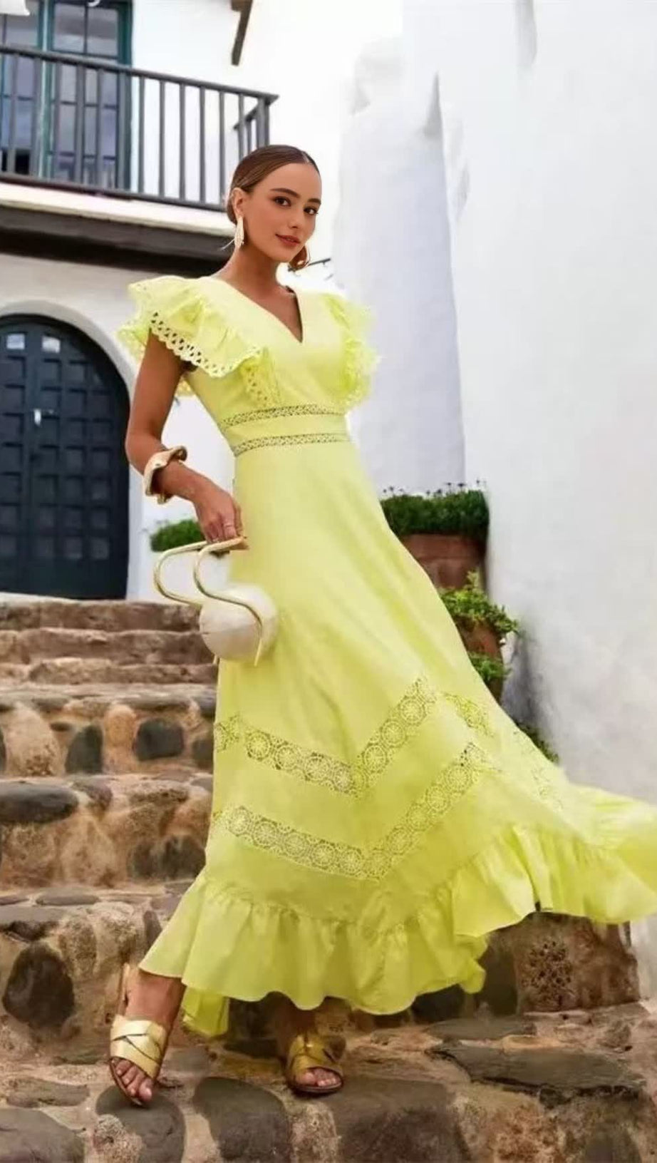 GELBES MIDIKLEID MIT SPITZENÄRMELN UND DEN EINSÄTZEN