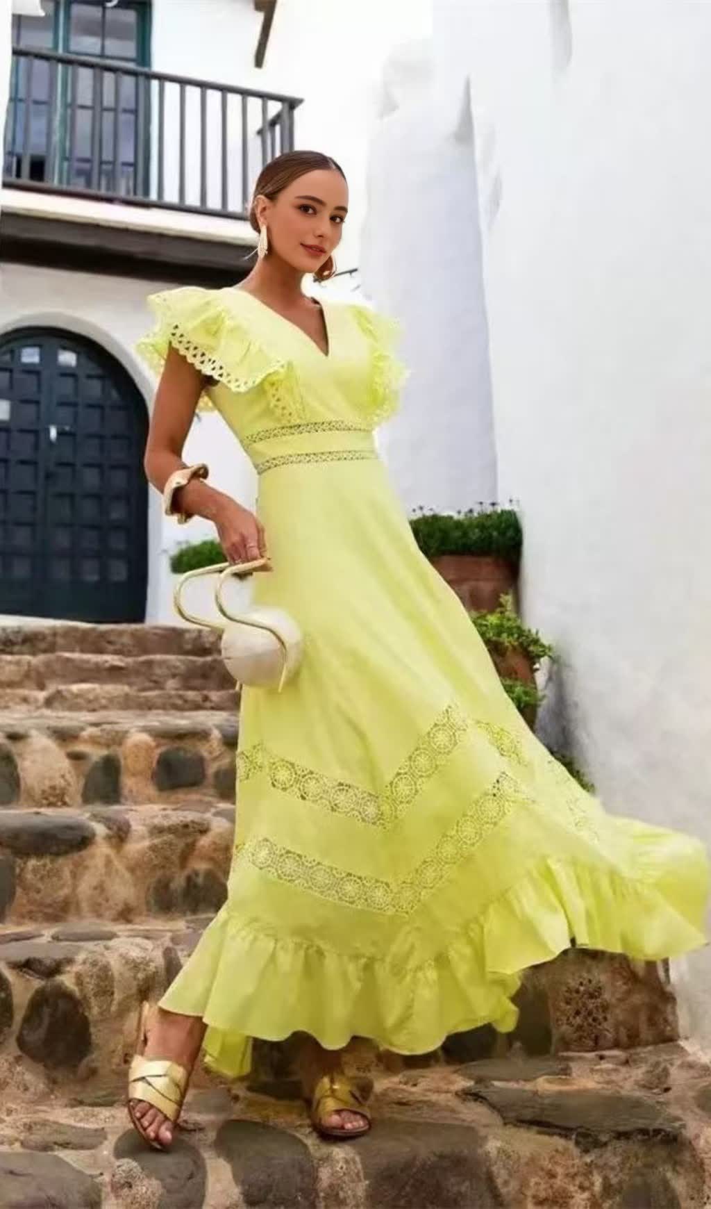 GELBES MIDIKLEID MIT SPITZENÄRMELN UND DEN EINSÄTZEN