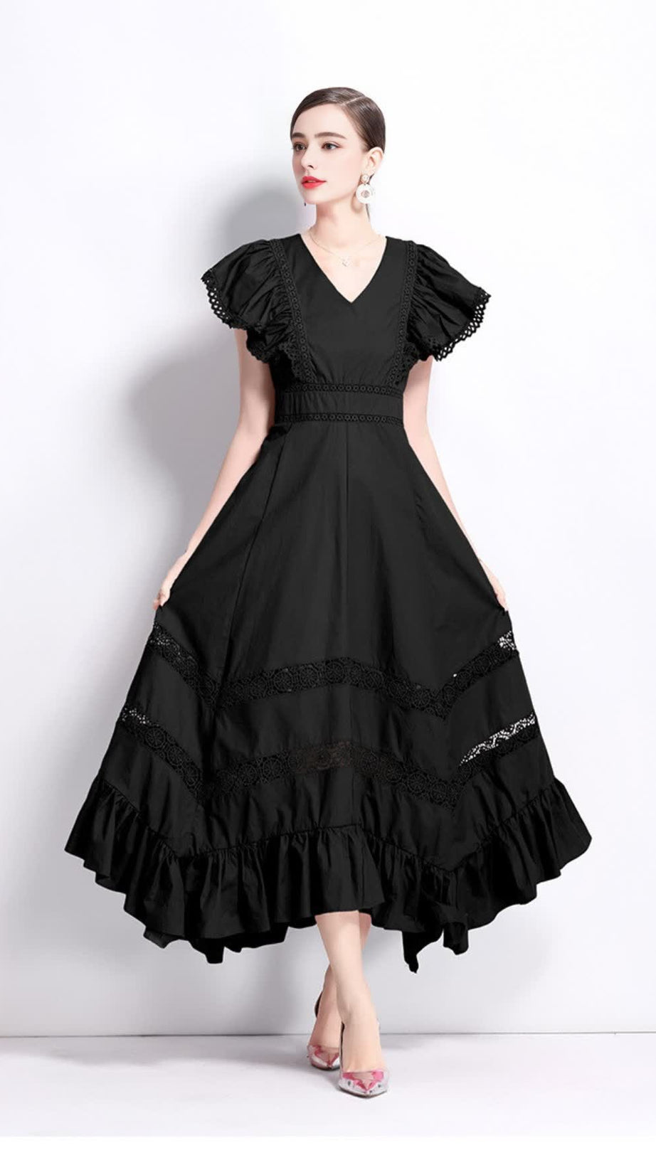 SCHWARZES MIDIKLEID MIT SPITZENEINSÄTZEN UND FLIEGENDER ÄRMEL