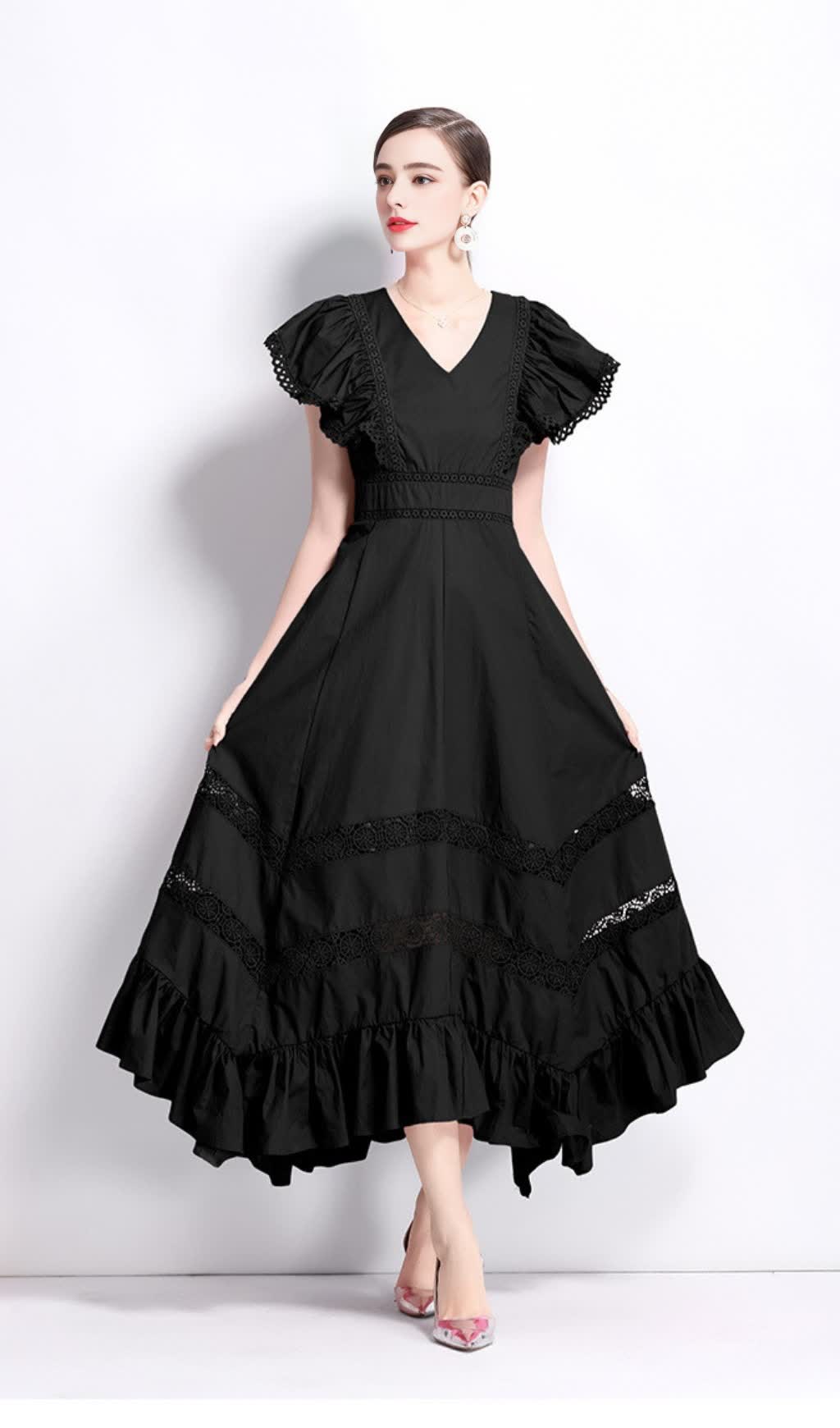 SCHWARZES MIDIKLEID MIT SPITZENEINSÄTZEN UND FLIEGENDER ÄRMEL