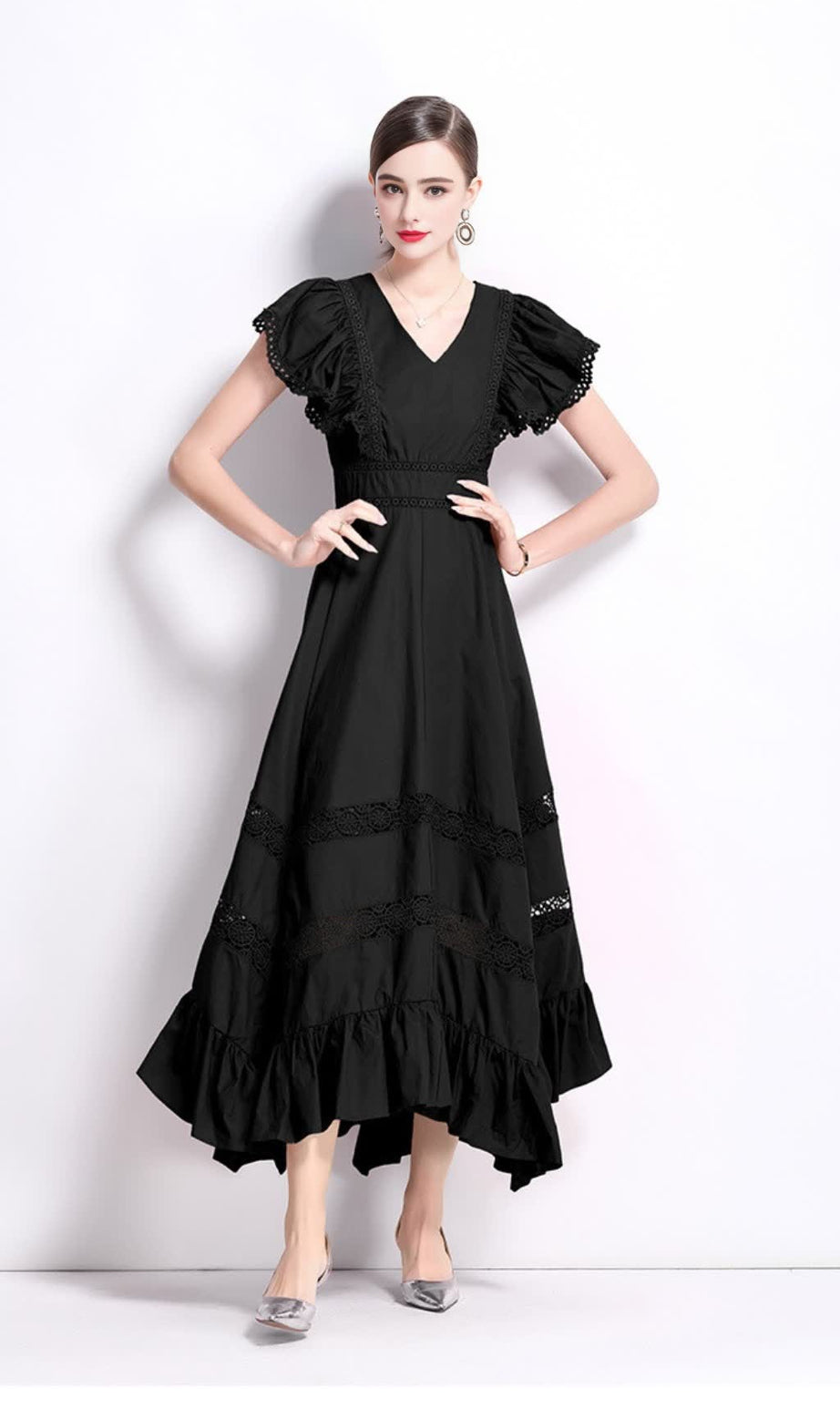 SCHWARZES MIDIKLEID MIT SPITZENEINSÄTZEN UND FLIEGENDER ÄRMEL