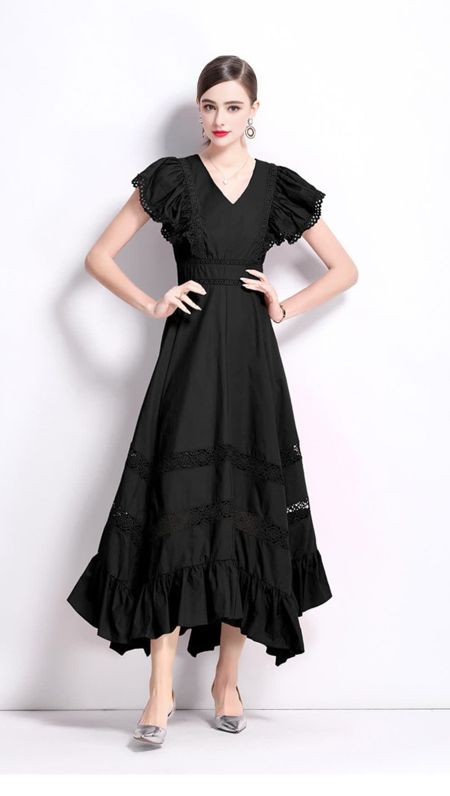 SCHWARZES MIDIKLEID MIT SPITZENEINSÄTZEN UND FLIEGENDER ÄRMEL