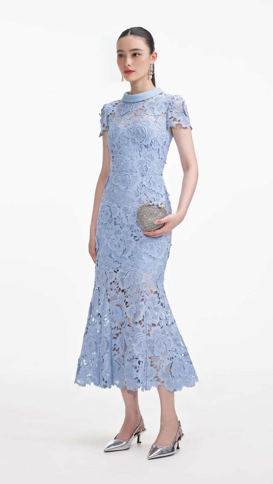 Blaues Midikleid mit Blumenspitze und Kontrastkragen