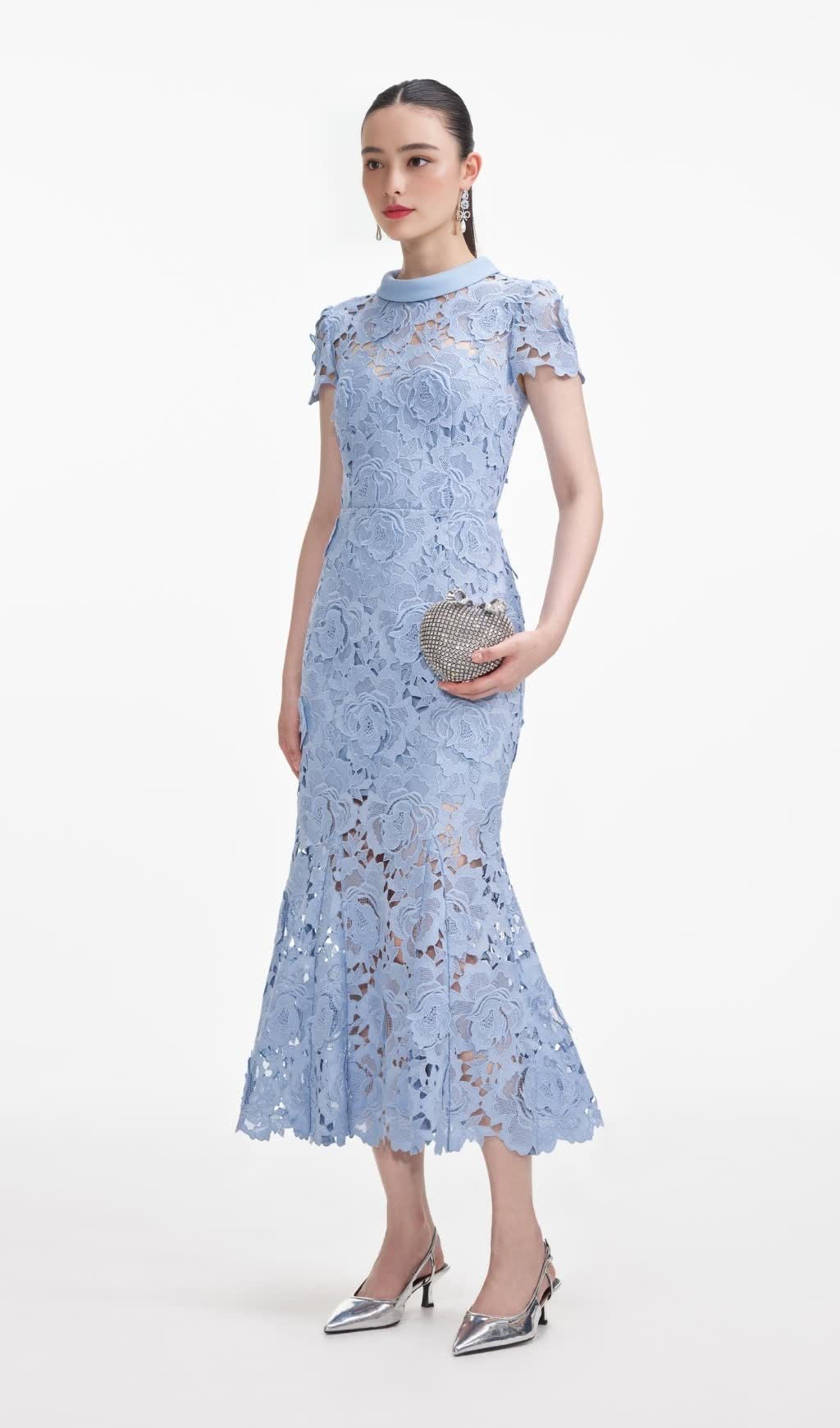 Blaues Midikleid mit Blumenspitze und Kontrastkragen