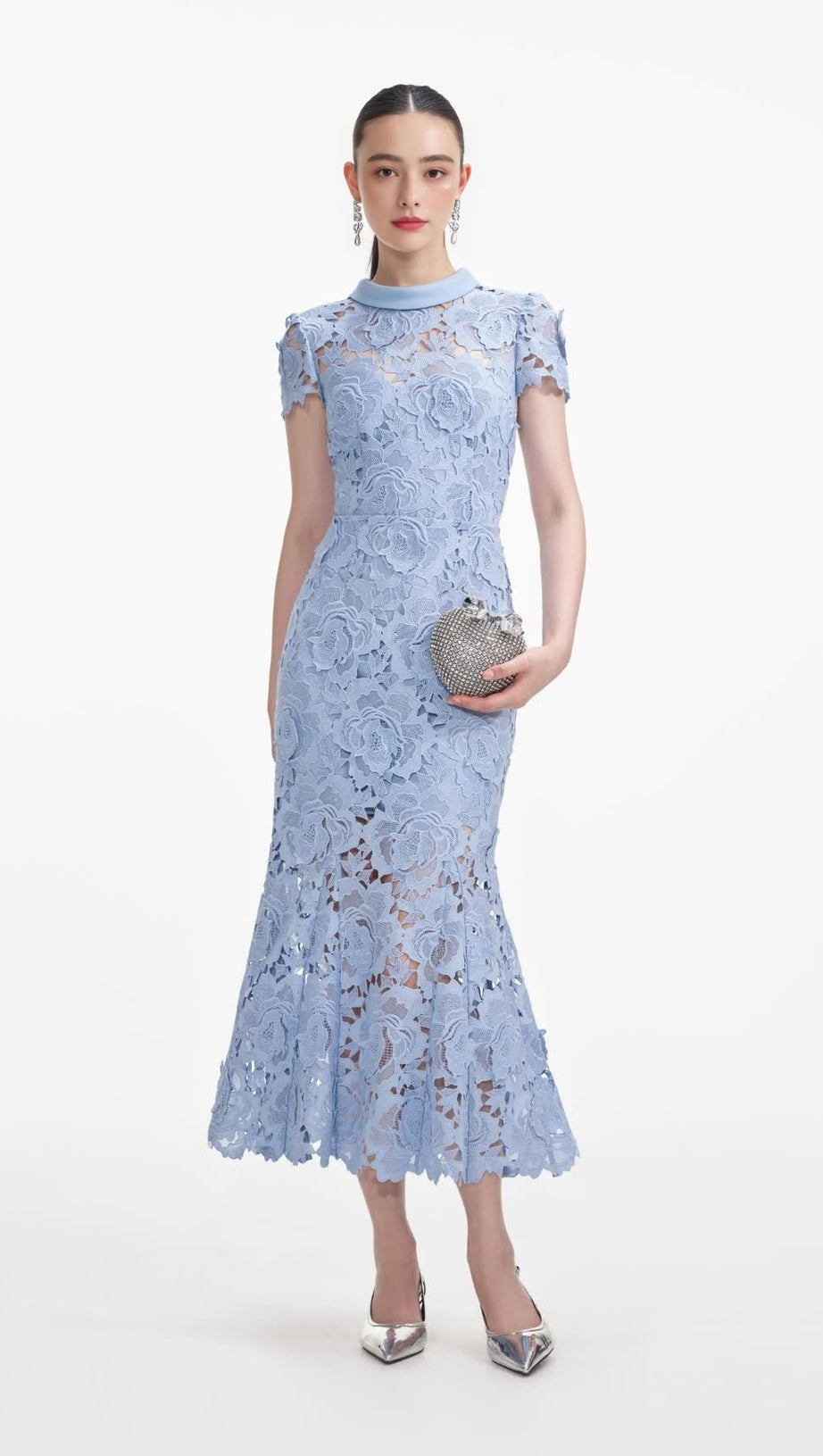 Blaues Midikleid mit Blumenspitze und Kontrastkragen