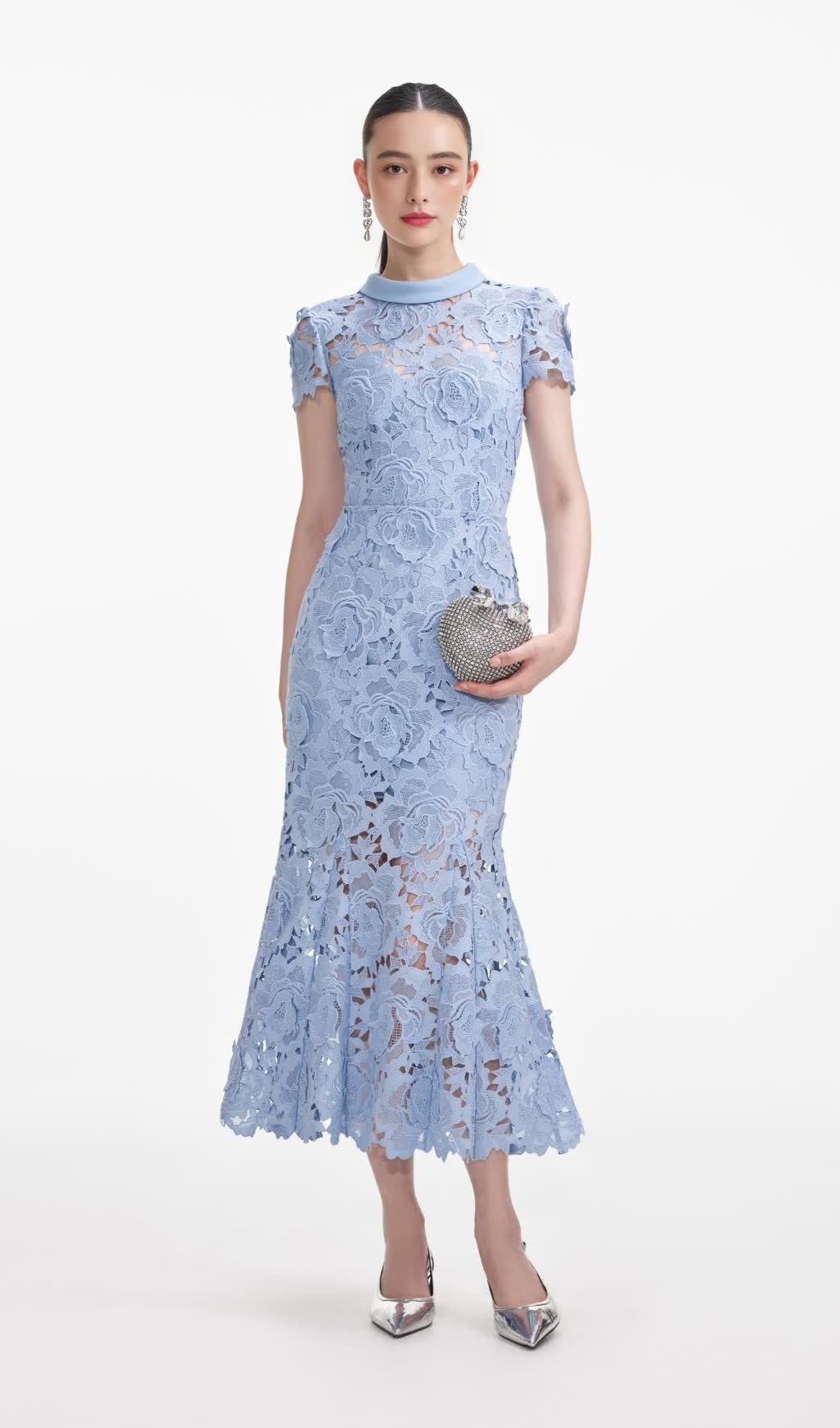 Blaues Midikleid mit Blumenspitze und Kontrastkragen