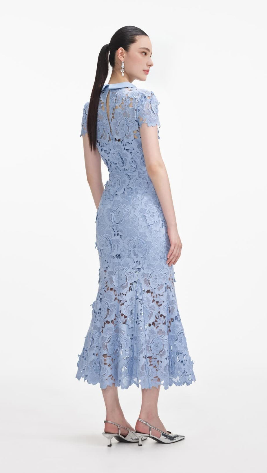 Blaues Midikleid mit Blumenspitze und Kontrastkragen