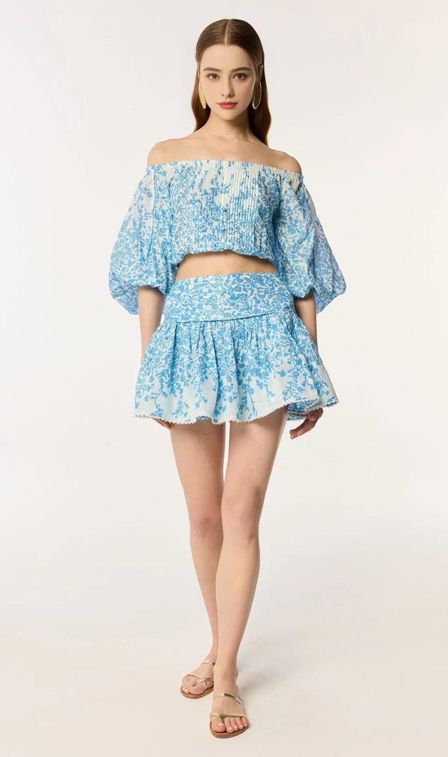 COMPLETO CON MINIGONNA A SPALLE SCOPERTE E STAMPA FLOREALE BLU