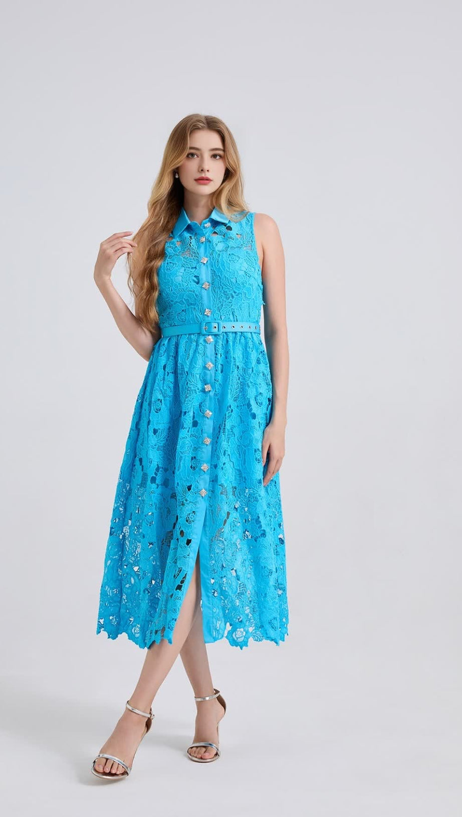 Ärmelloses, schmales Kleid mit hohem Bund und Kragen in Blau