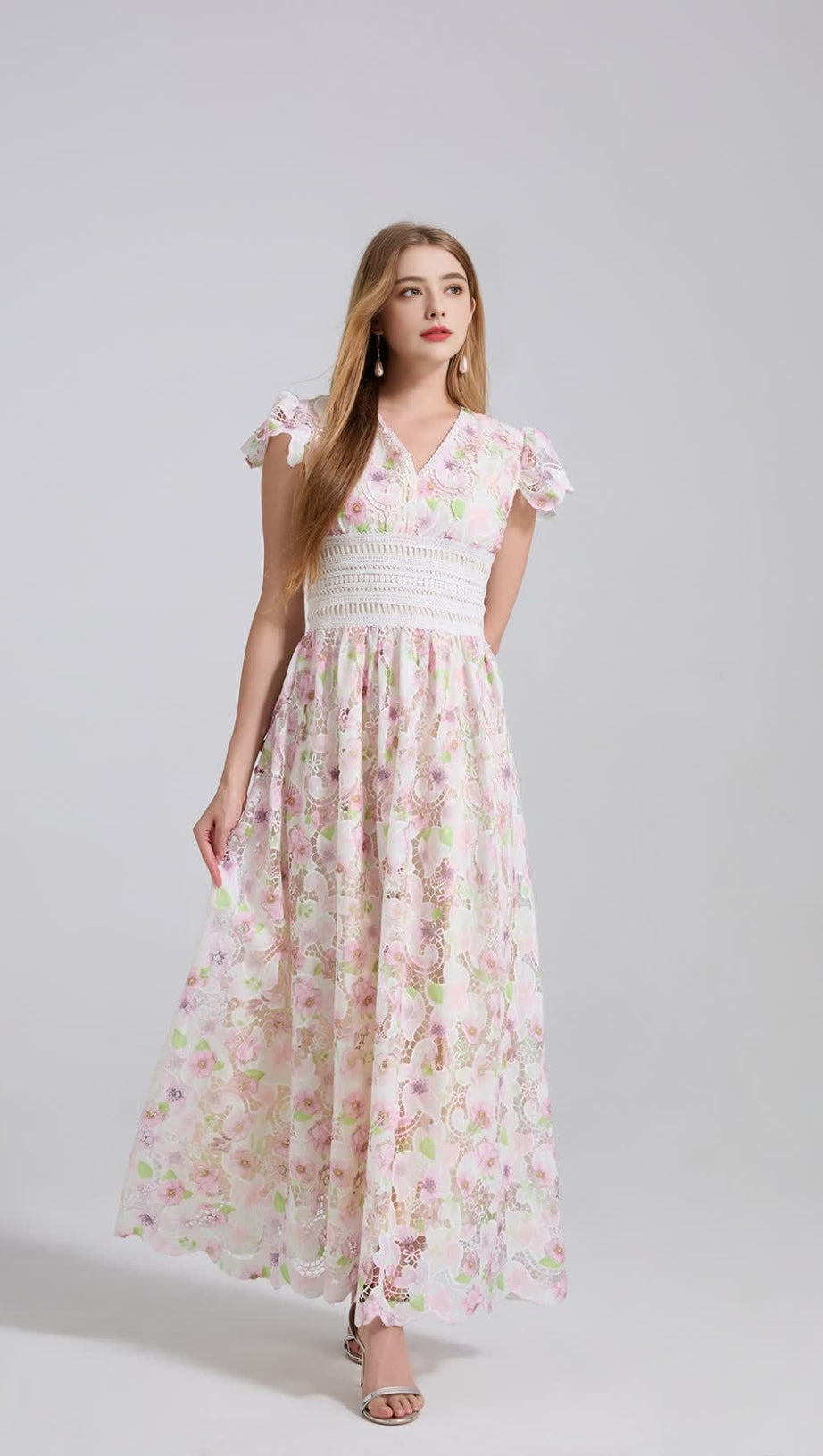 Kleid mit hoher Taille, schmaler Passform und Blumenspitze