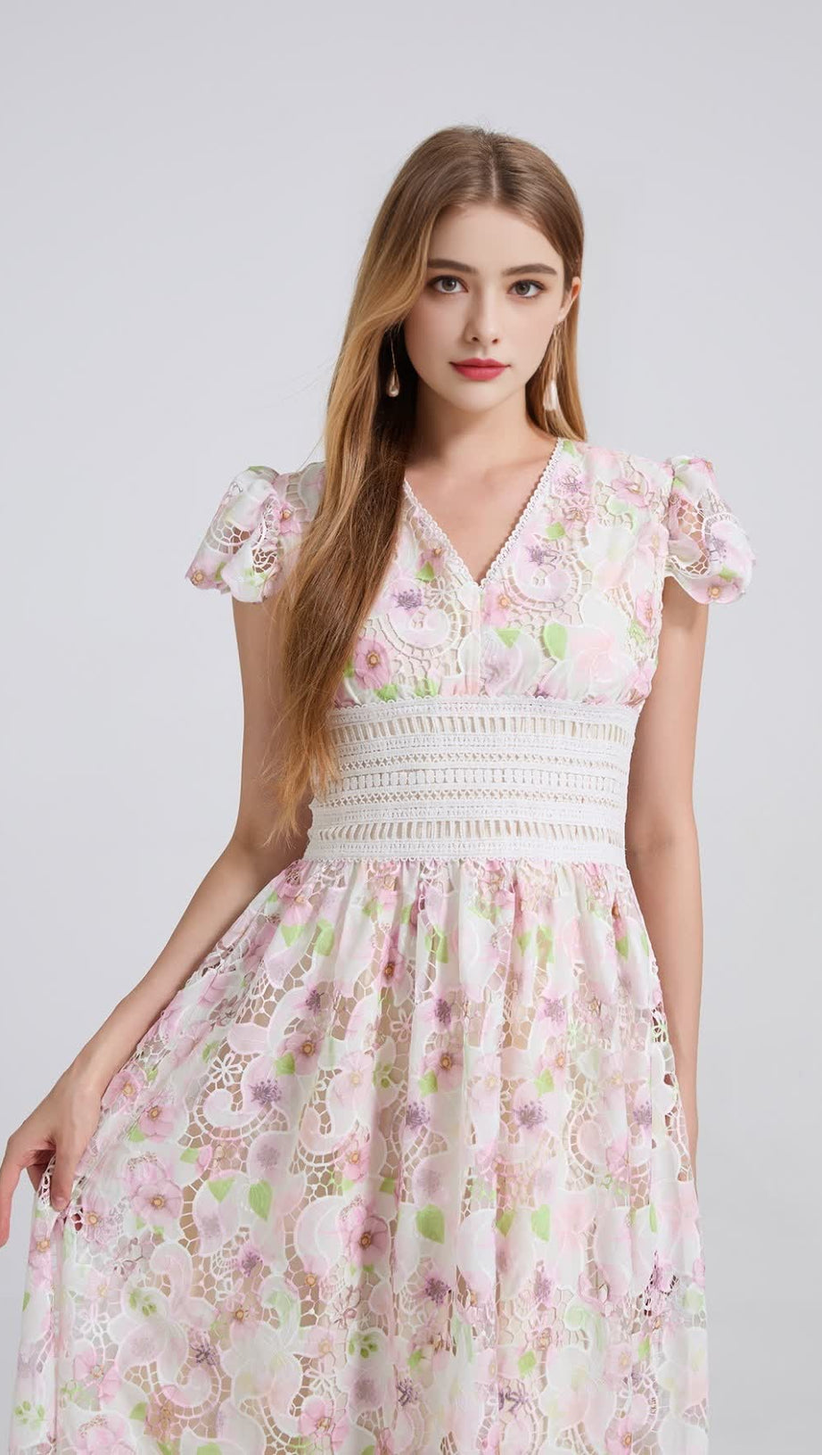 Kleid mit hoher Taille, schmaler Passform und Blumenspitze