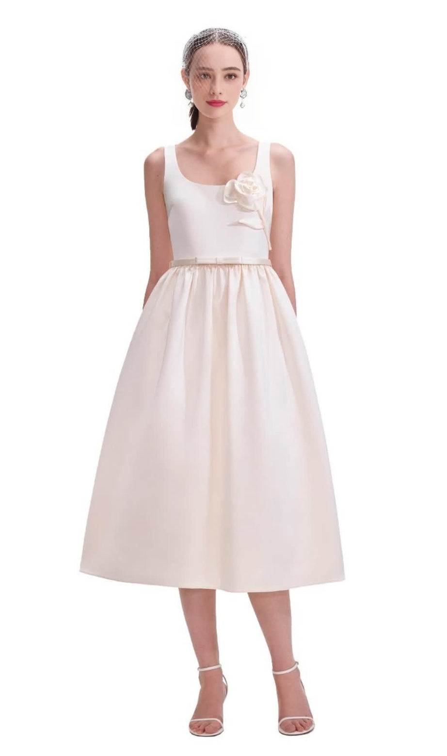 Abito midi in raso color crema con fiori