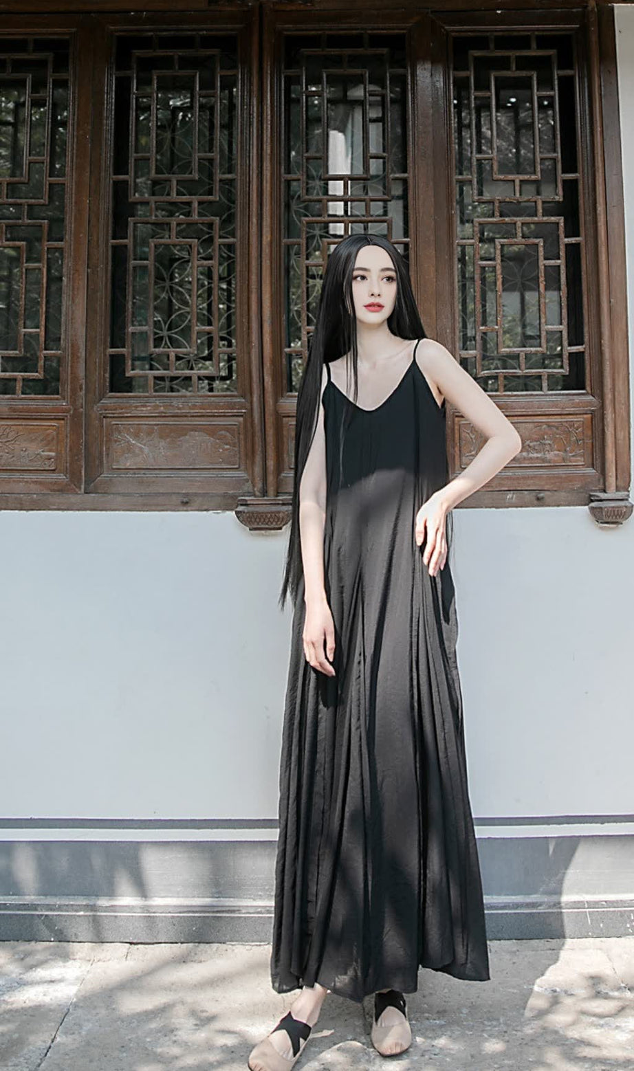 SCHWARZES PATCHWORK-MAXIKLEID MIT TRÄGERN UND ROHEN KANTEN 
