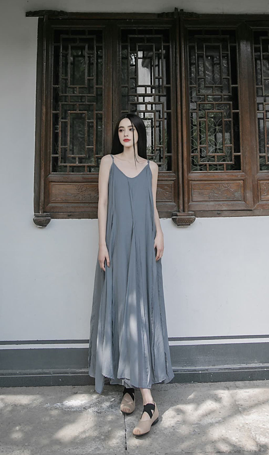 GRAUES PATCHWORK-MAXIKLEID MIT TRÄGERN UND ROHEN KANTEN 