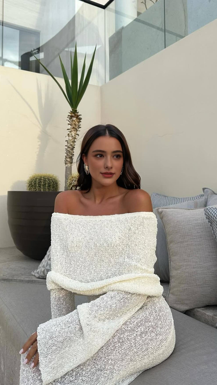 ABITO LUNGO IN MAGLIA CON SCOLLO A BARCHETTA E SCHIENA SENZA SCHIENA IN STILE WHITE VACATION 