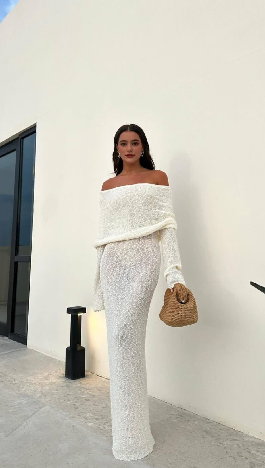 ABITO LUNGO IN MAGLIA CON SCOLLO A BARCHETTA E SCHIENA SENZA SCHIENA IN STILE WHITE VACATION 