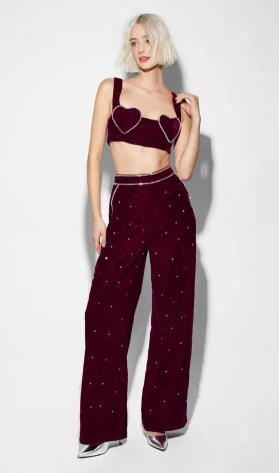 Completo top corto con fasciatura a forma di LOVE bordeaux e pantaloni a gamba larga a vita alta