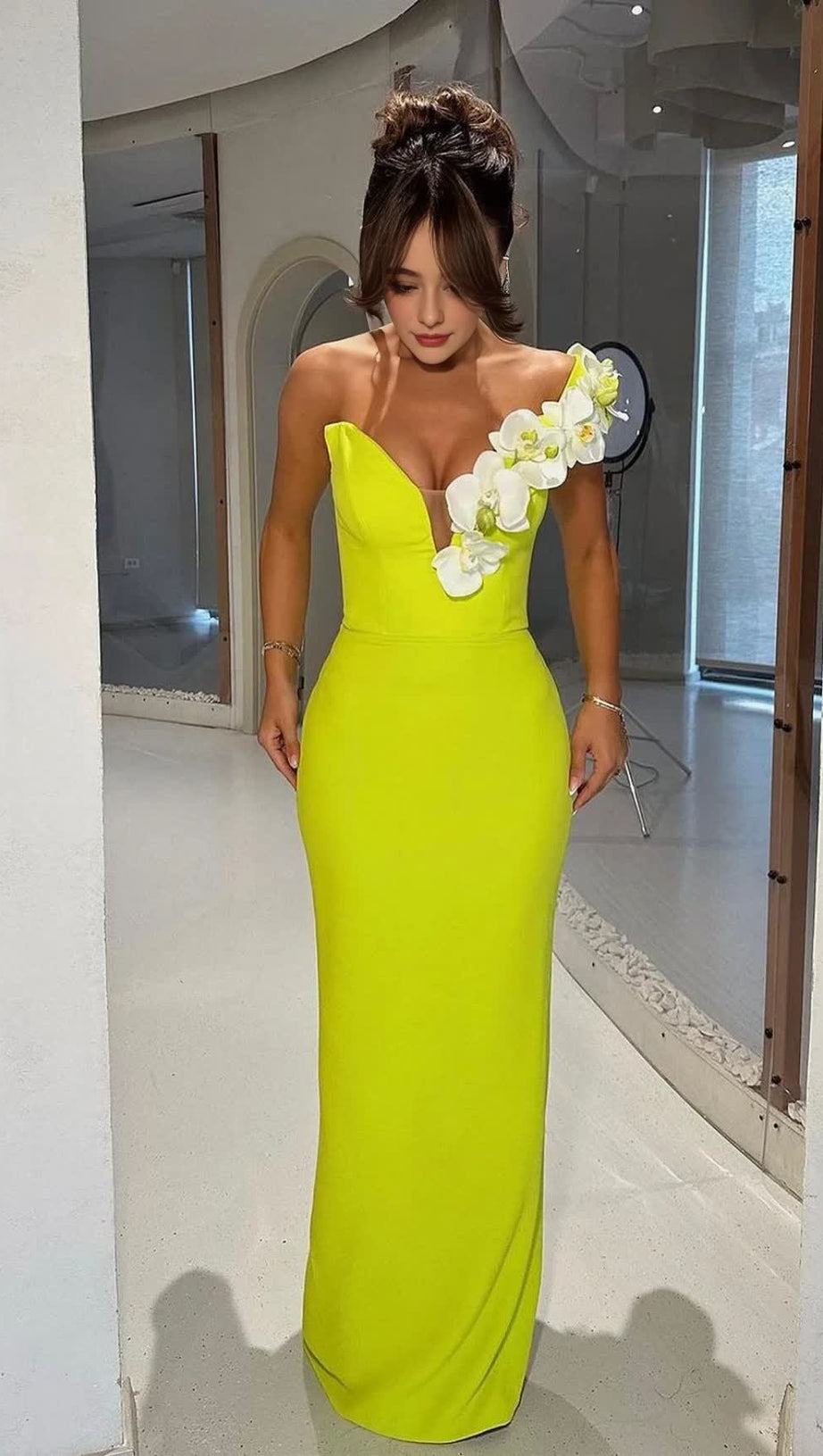 GELBGRÜNES ONE-SHOULDER-MAXIKLEID MIT BLUMENMUSTER UND GESPLITTETEM BANDAGE