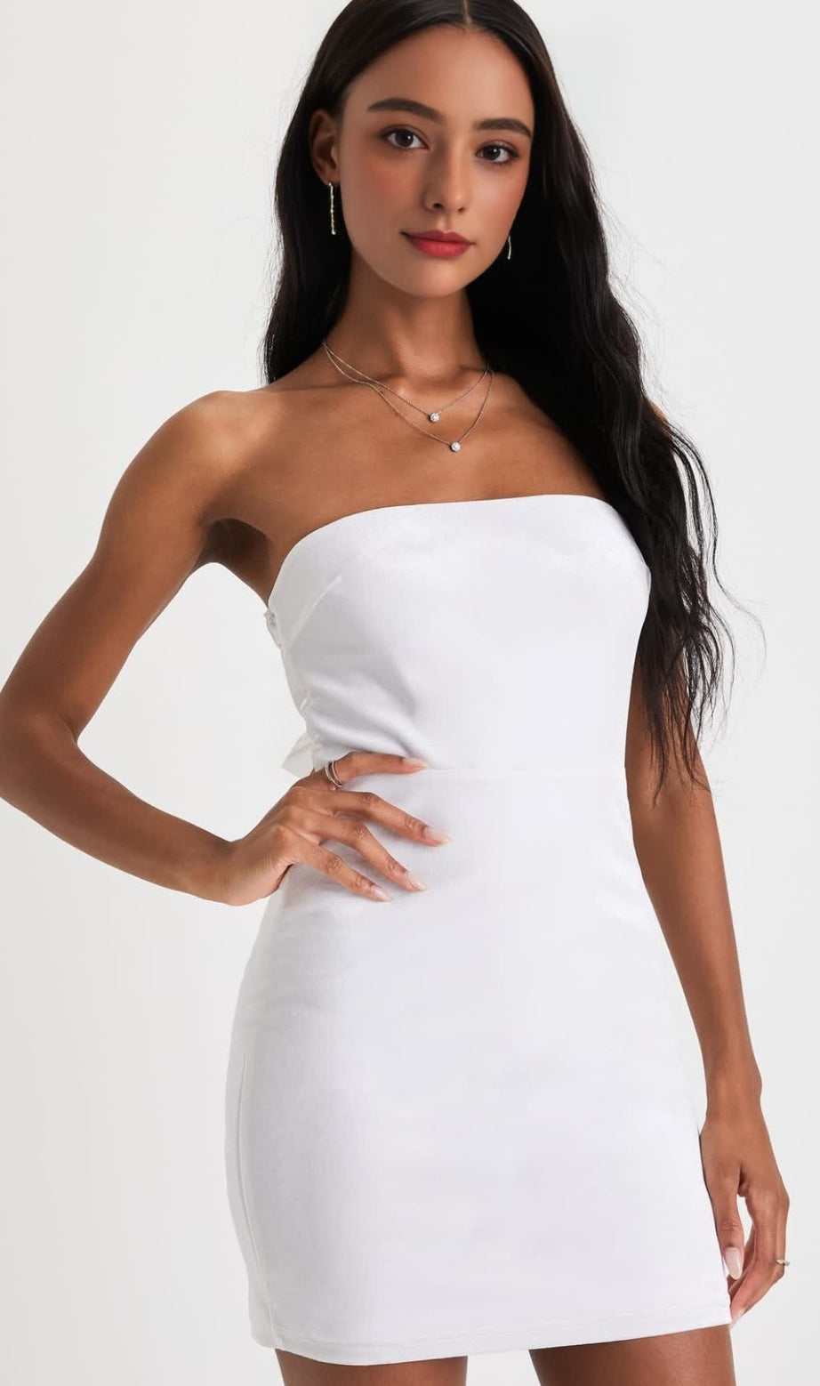 Stunning Situation – Trägerloses Minikleid aus Organza-Samt mit Schleife in Weiß 