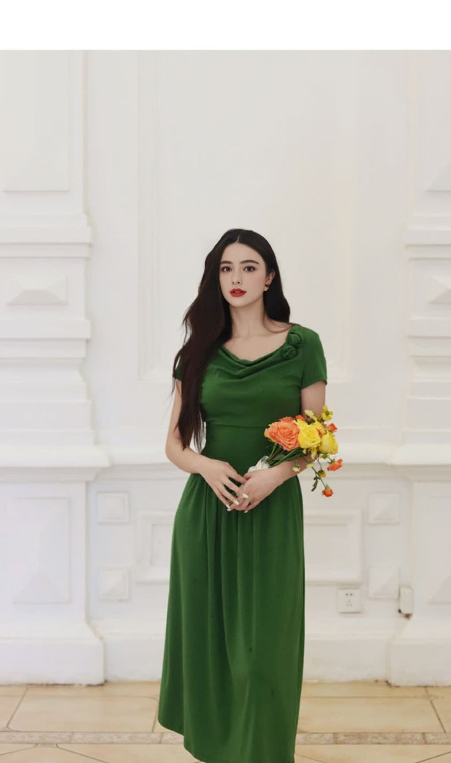GRÜNES MIDIKLEID MIT WASSERFALLAUSSCHNITT 