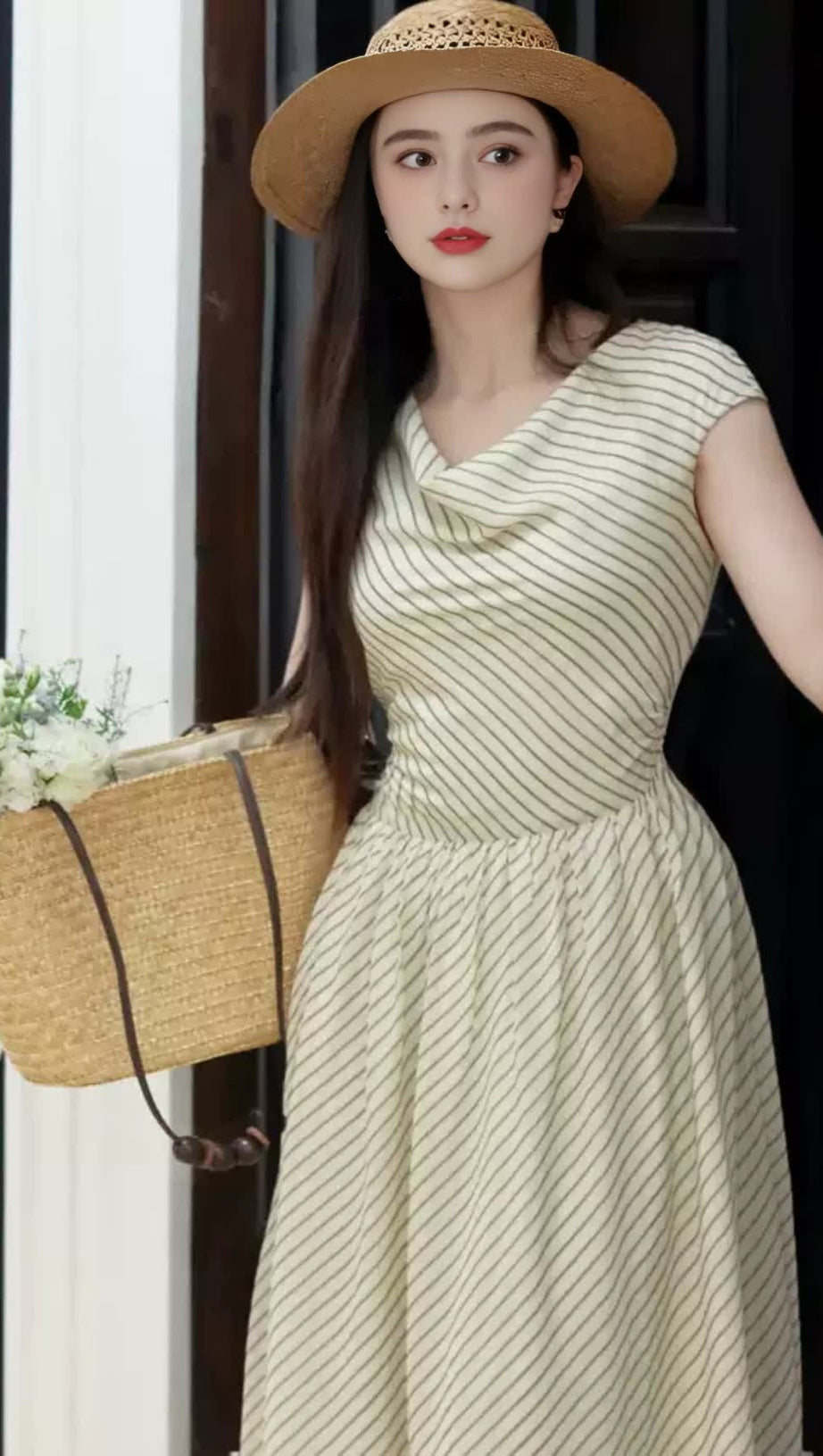 Aprikosenfarbenes, gestreiftes Chiffon-Midikleid mit Schlitzausschnitt 