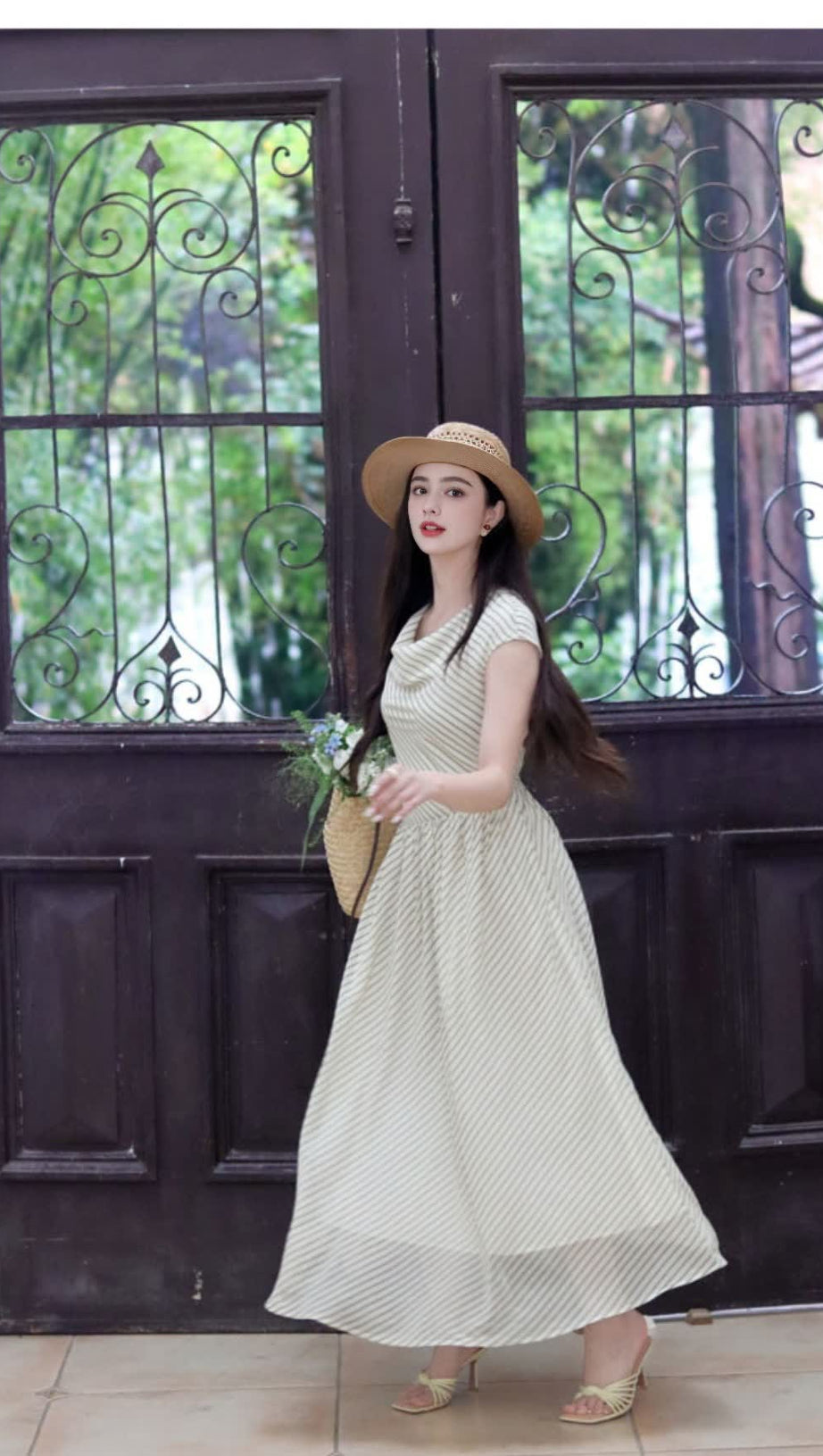 Aprikosenfarbenes, gestreiftes Chiffon-Midikleid mit Schlitzausschnitt 