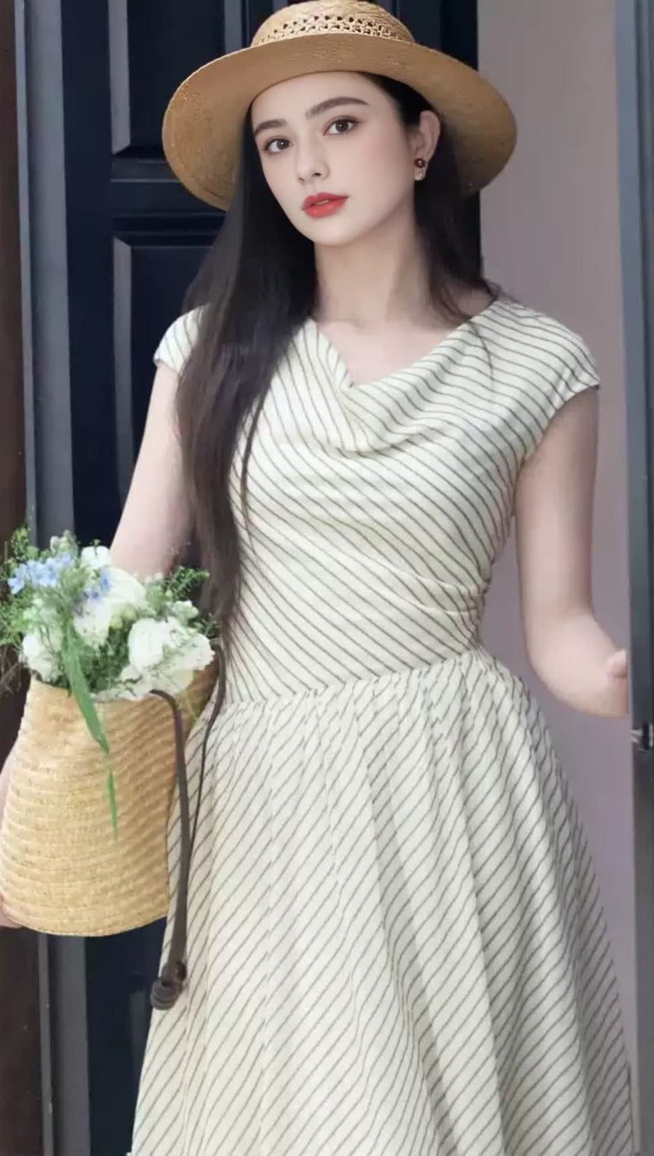 Aprikosenfarbenes, gestreiftes Chiffon-Midikleid mit Schlitzausschnitt 