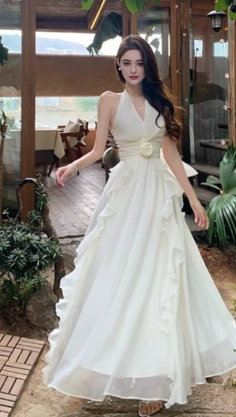 Elegantes Neckholder-Maxikleid mit Rüschen