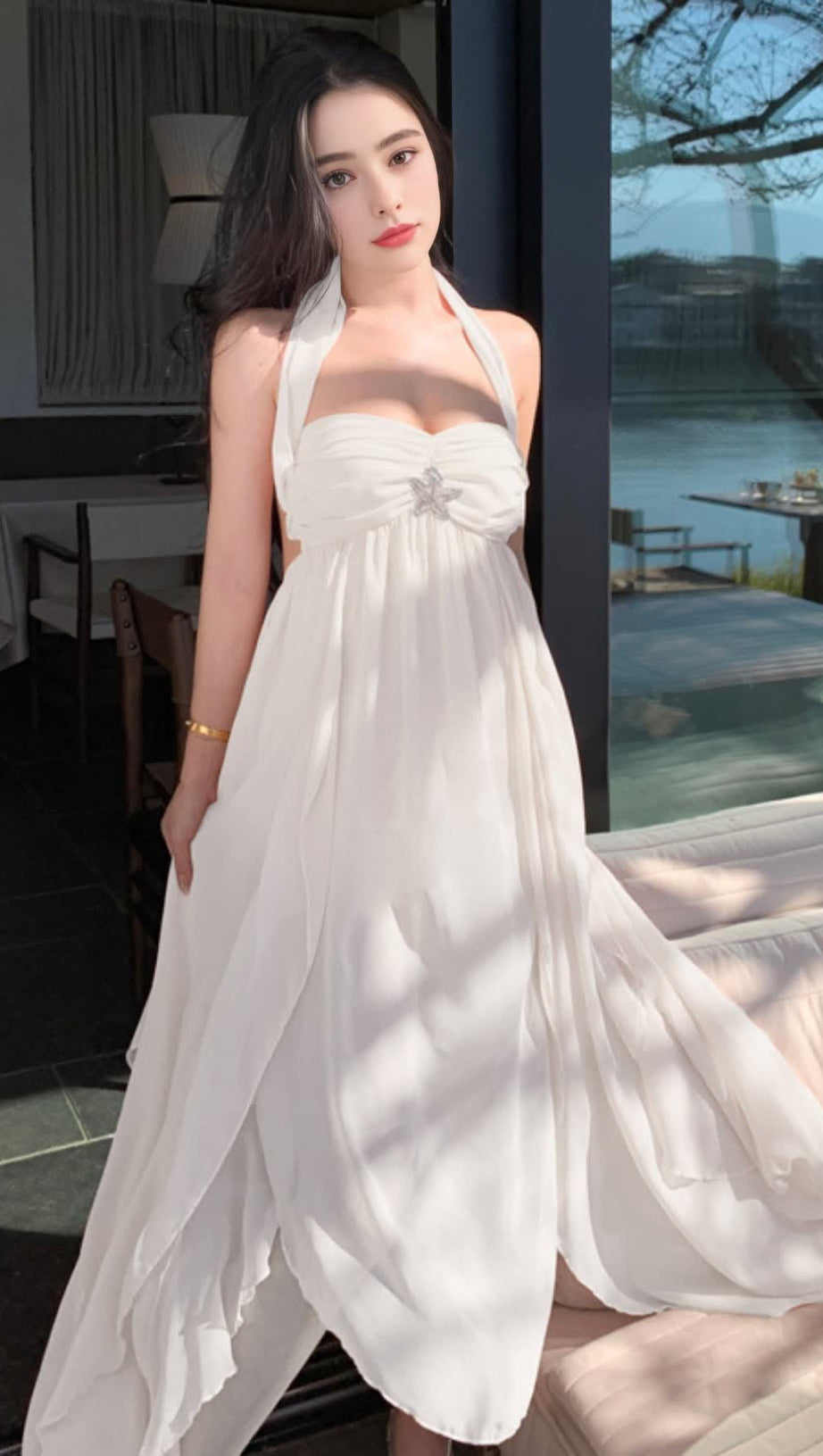 Elegantes weißes trägerloses Maxikleid 