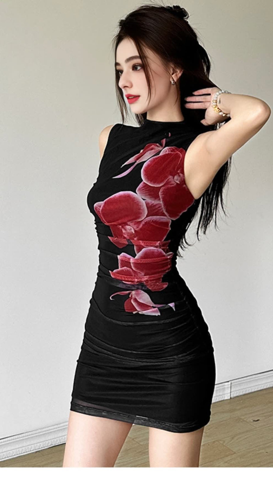 MINI ABITO ADERENTE IN RETE NERA CON STAMPA FLOREALE ROSSA 