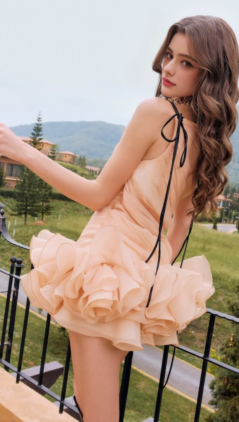 Ärmelloses Minikleid mit gerafftem Rüschensaum in Aprikose