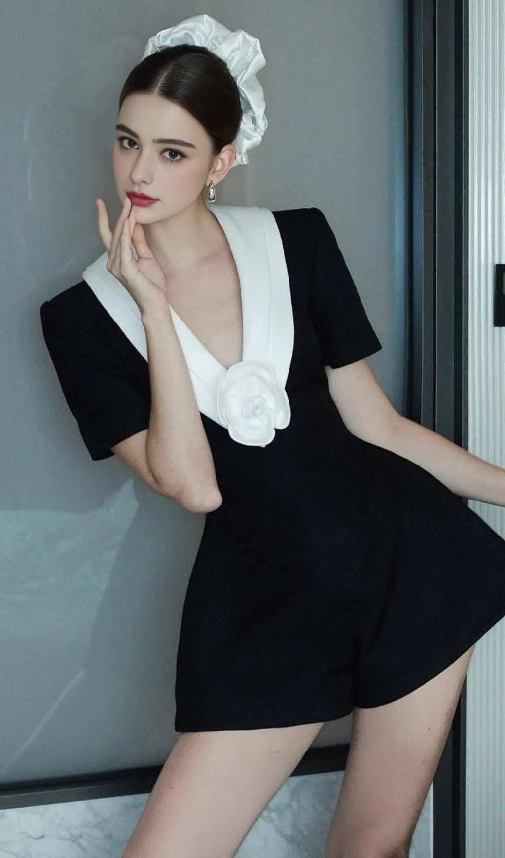 Jumpsuit mit V-Ausschnitt und 3D-Blumen in Schwarz